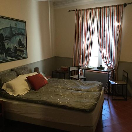 Les Hirondelles Bed and Breakfast Argeliers Esterno foto